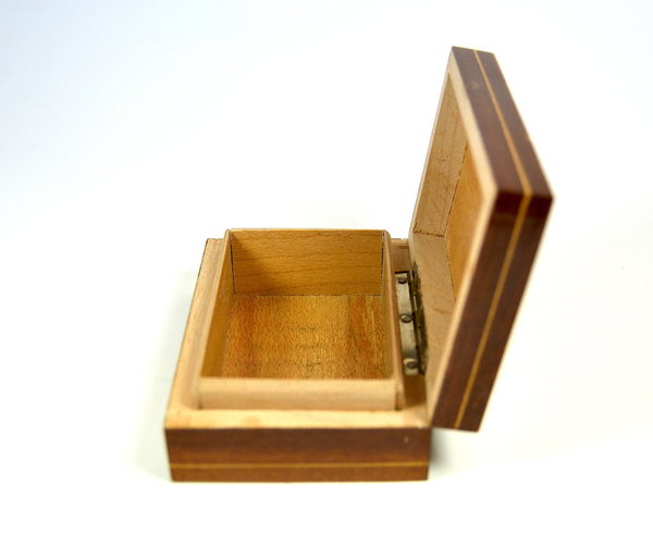alte kleine Holzbox mit Intarsien (Einzelstück)