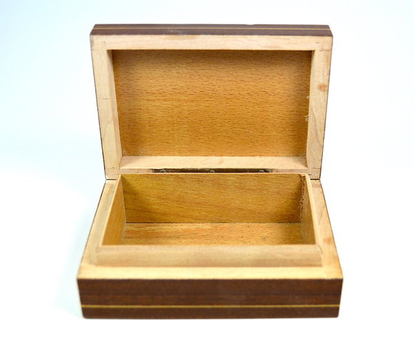 alte kleine Holzbox mit Intarsien (Einzelstück)
