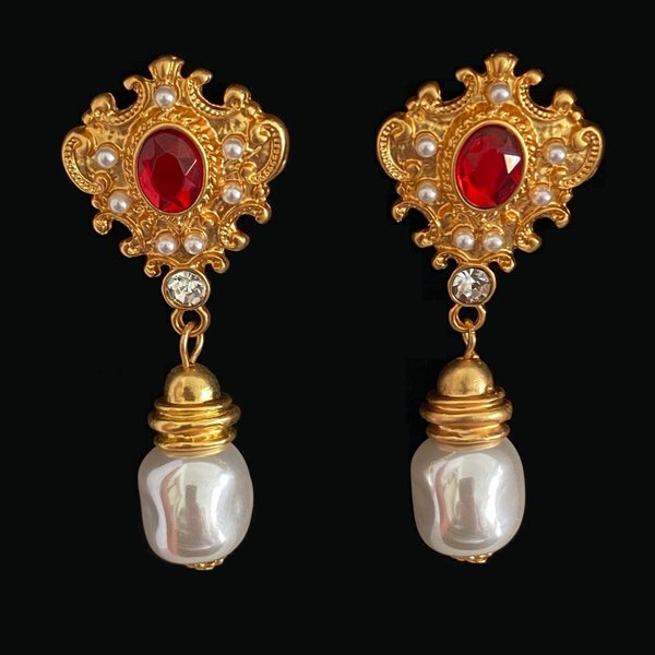 vergoldete Ohrringe mit Perlen